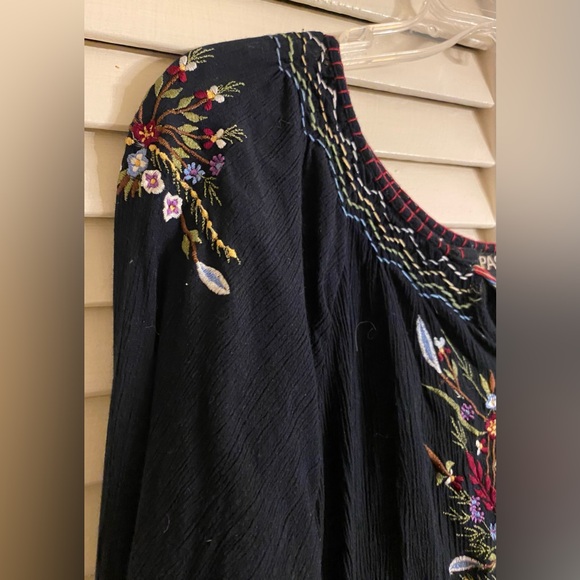 Gorgeous Black Cropped Top w Amazing Embroidery - Picture 3 of 8